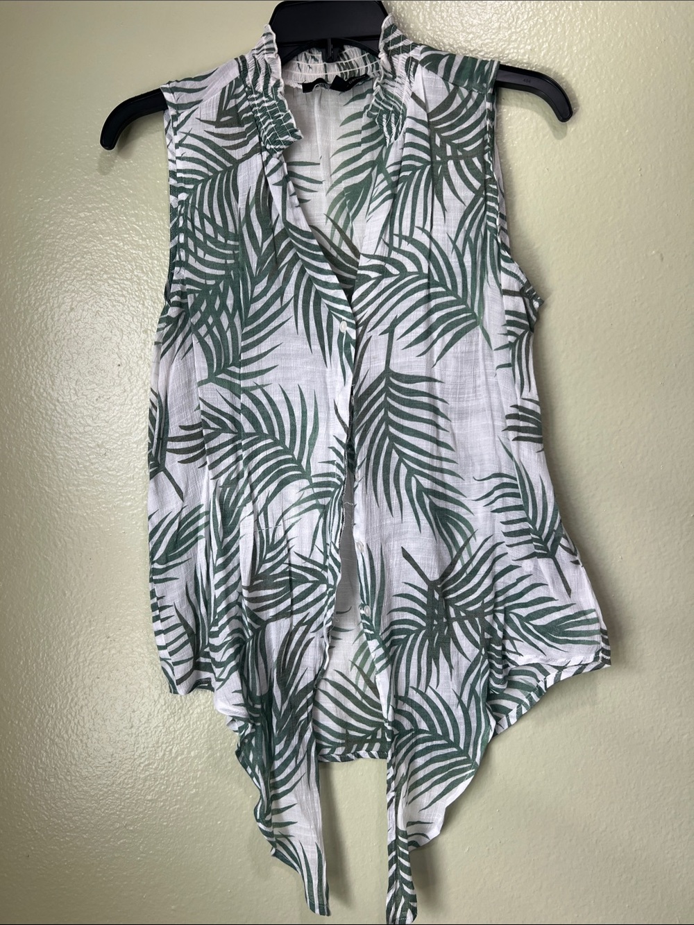 Harve Benard White & Green Palm Print Sleeveless Tie-Front Blouse